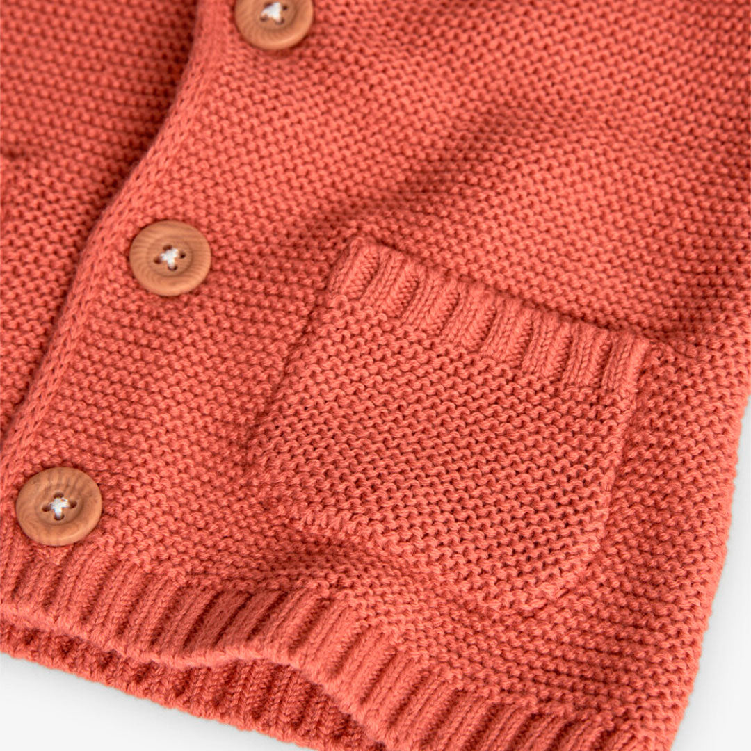 Suéter ladrillo con capucha para bebé niño