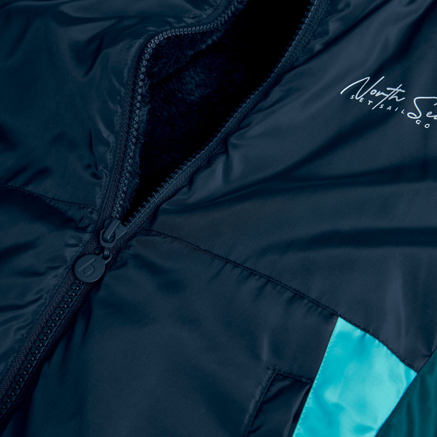 Chamarra impermeable azul billar niño jr