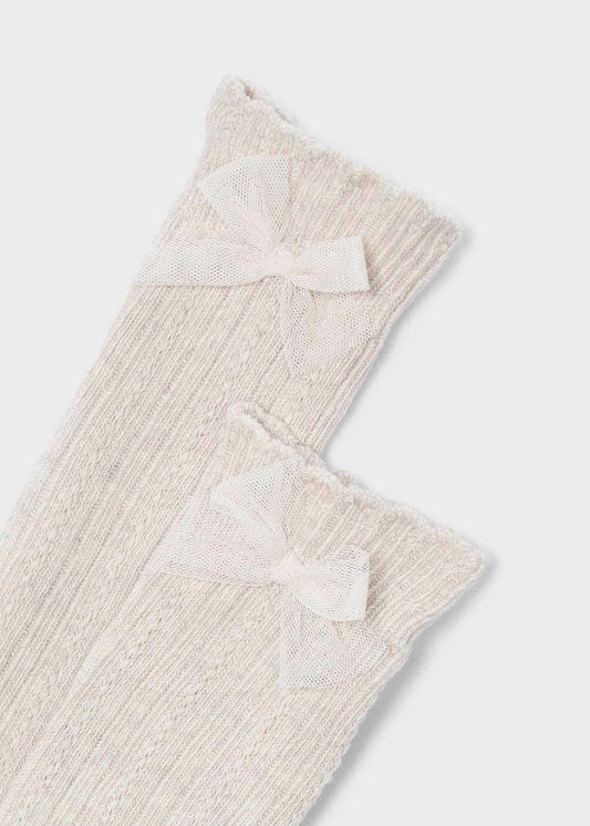 Calceta alta arena con moño mini niña