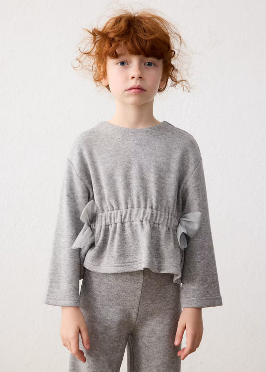 Conjunto gris pantalón y suéter moños mini niña