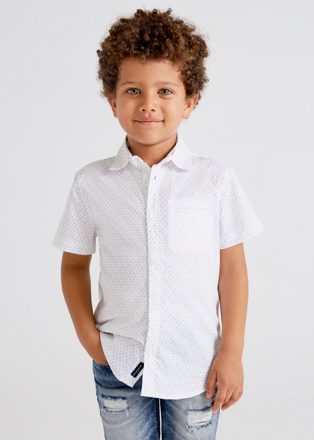 Niño con online camisa blanca
