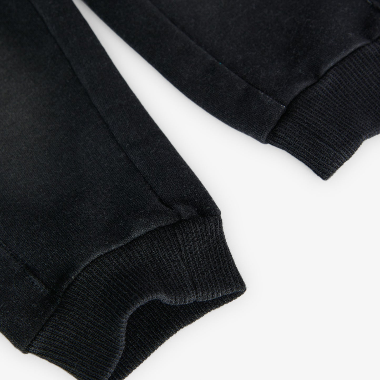 Pantalón felpa negro tipo jogger de mezclilla para mini niño