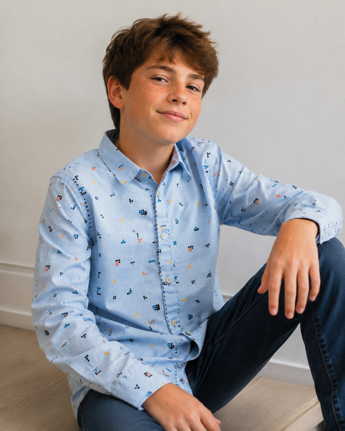 Camisa azul estampado tetris niño jr