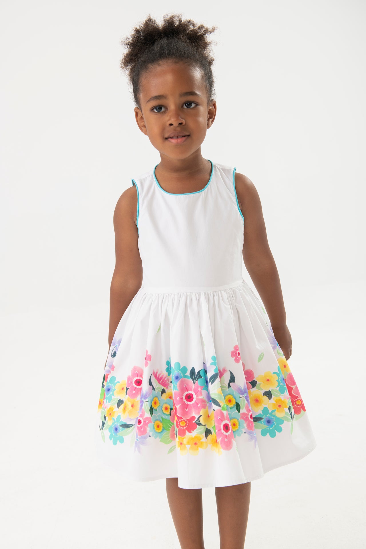 Vestido satén blanco con flores para mini niña