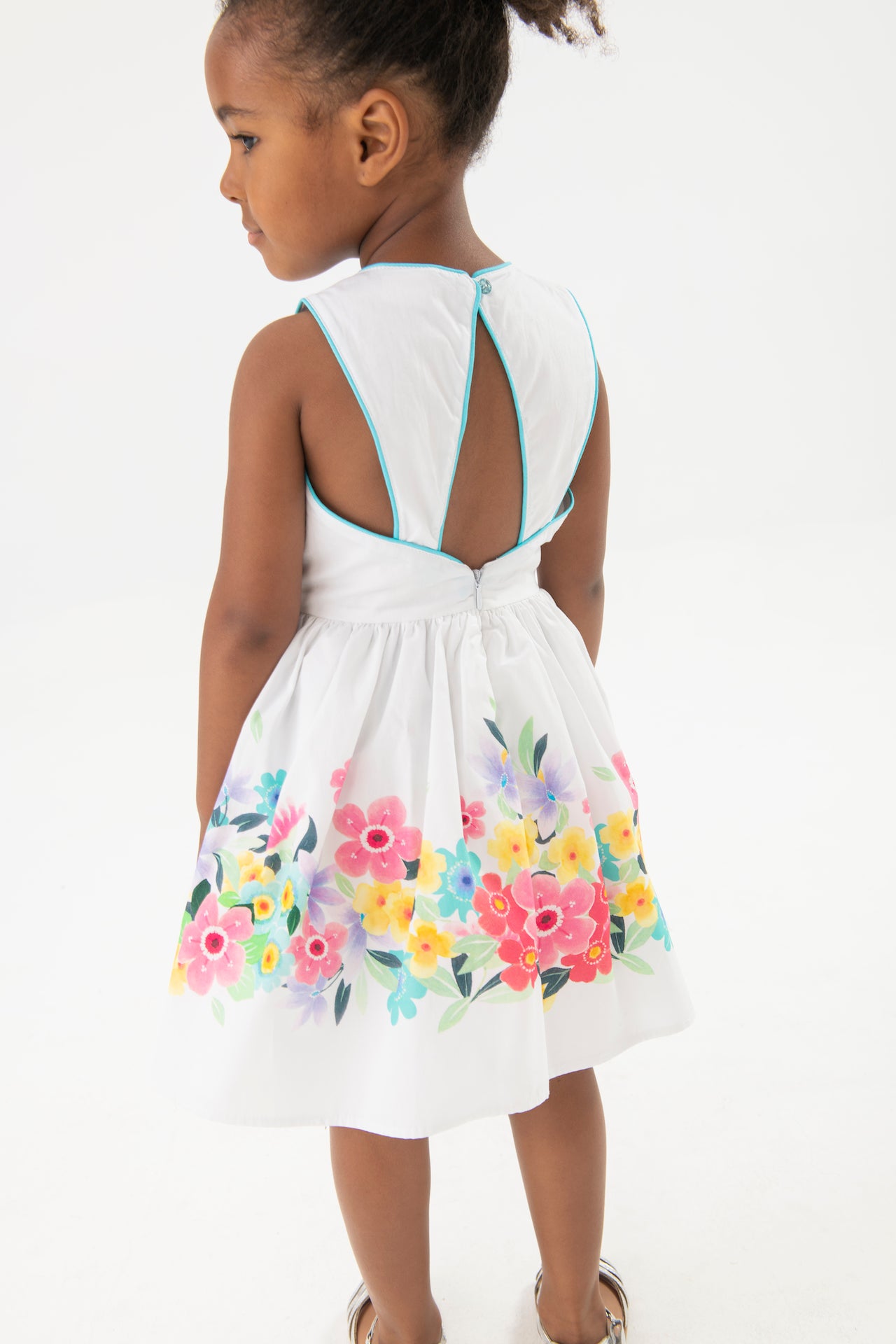 Vestido satén blanco con flores para mini niña