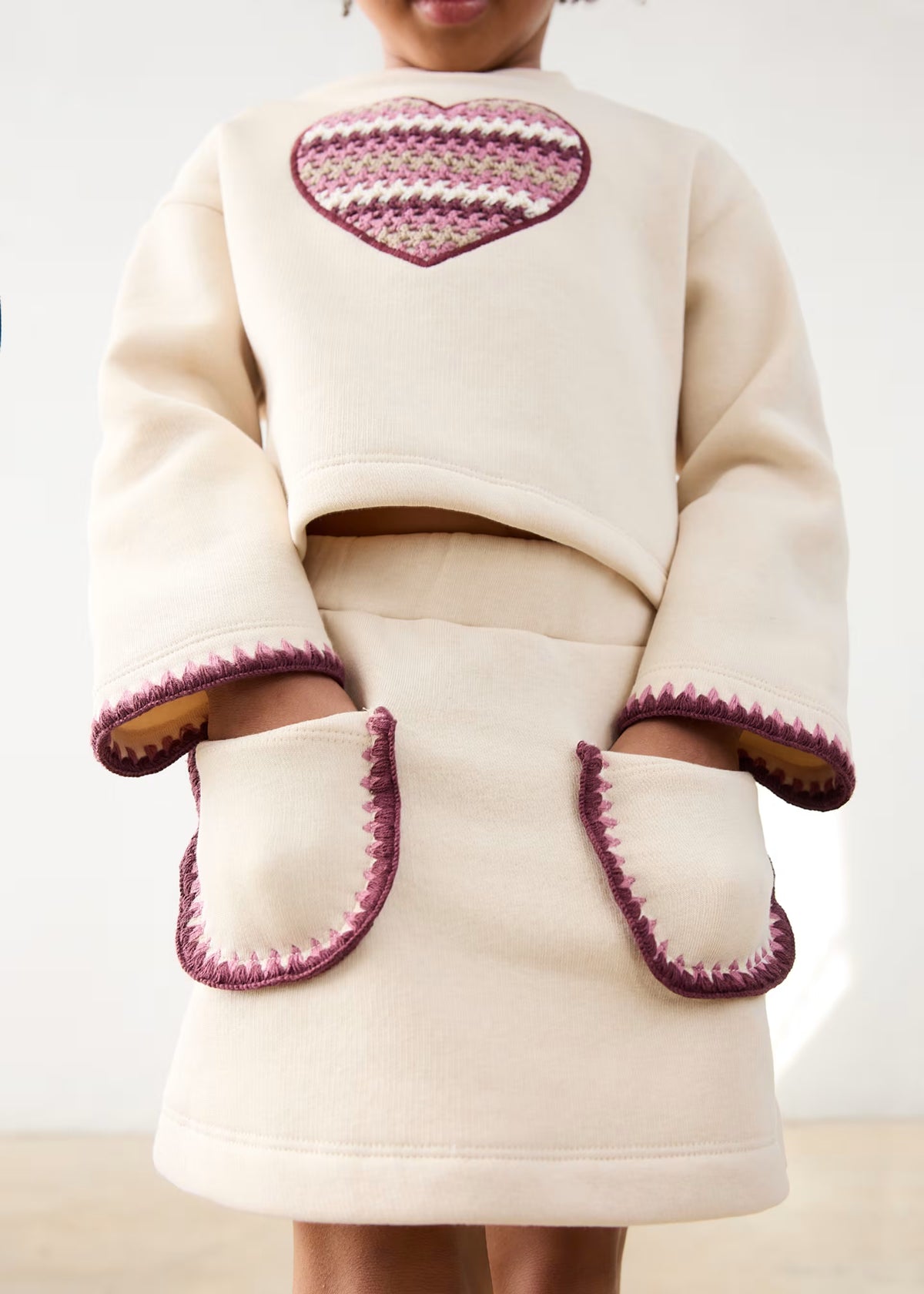Conjunto falda felpa hueso mini niña