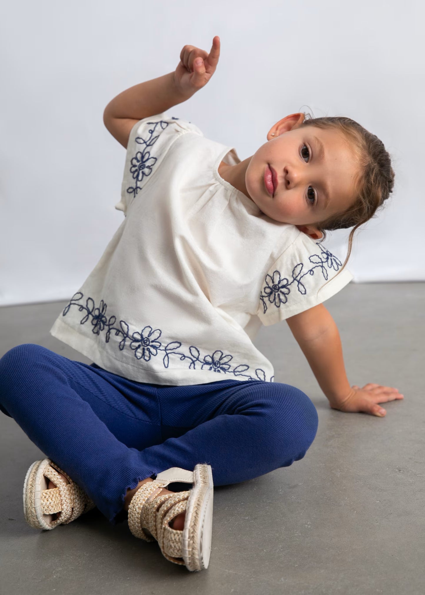 Conjunto leggings y playera con flores bordadas mini niña