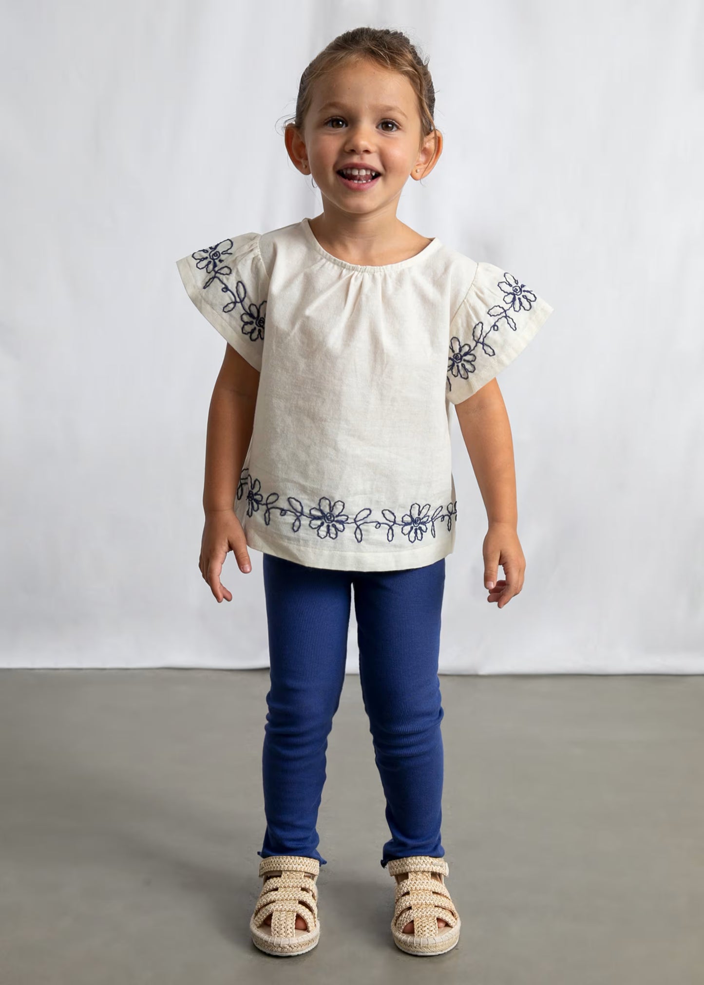 Conjunto leggings y playera con flores bordadas mini niña