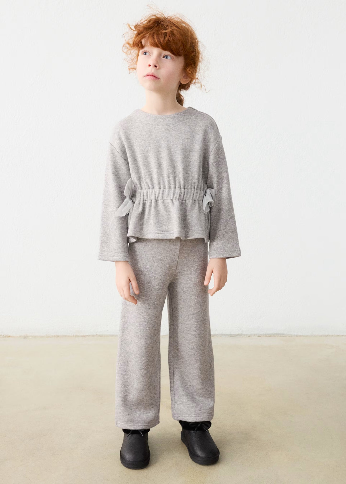 Conjunto gris pantalón y suéter moños mini niña