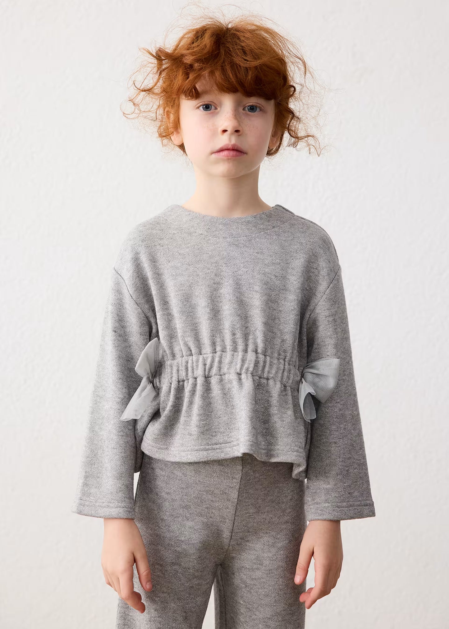 Conjunto gris pantalón y suéter moños mini niña