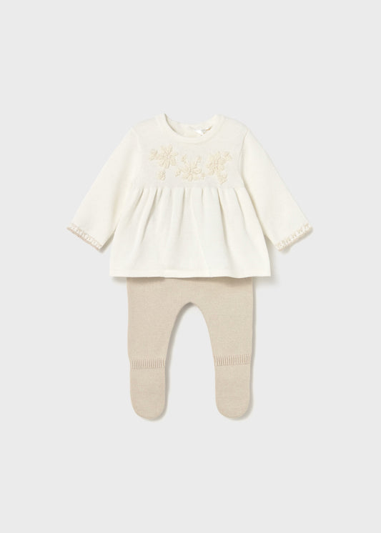 Conjunto pantalón y suéter beige recién nacida