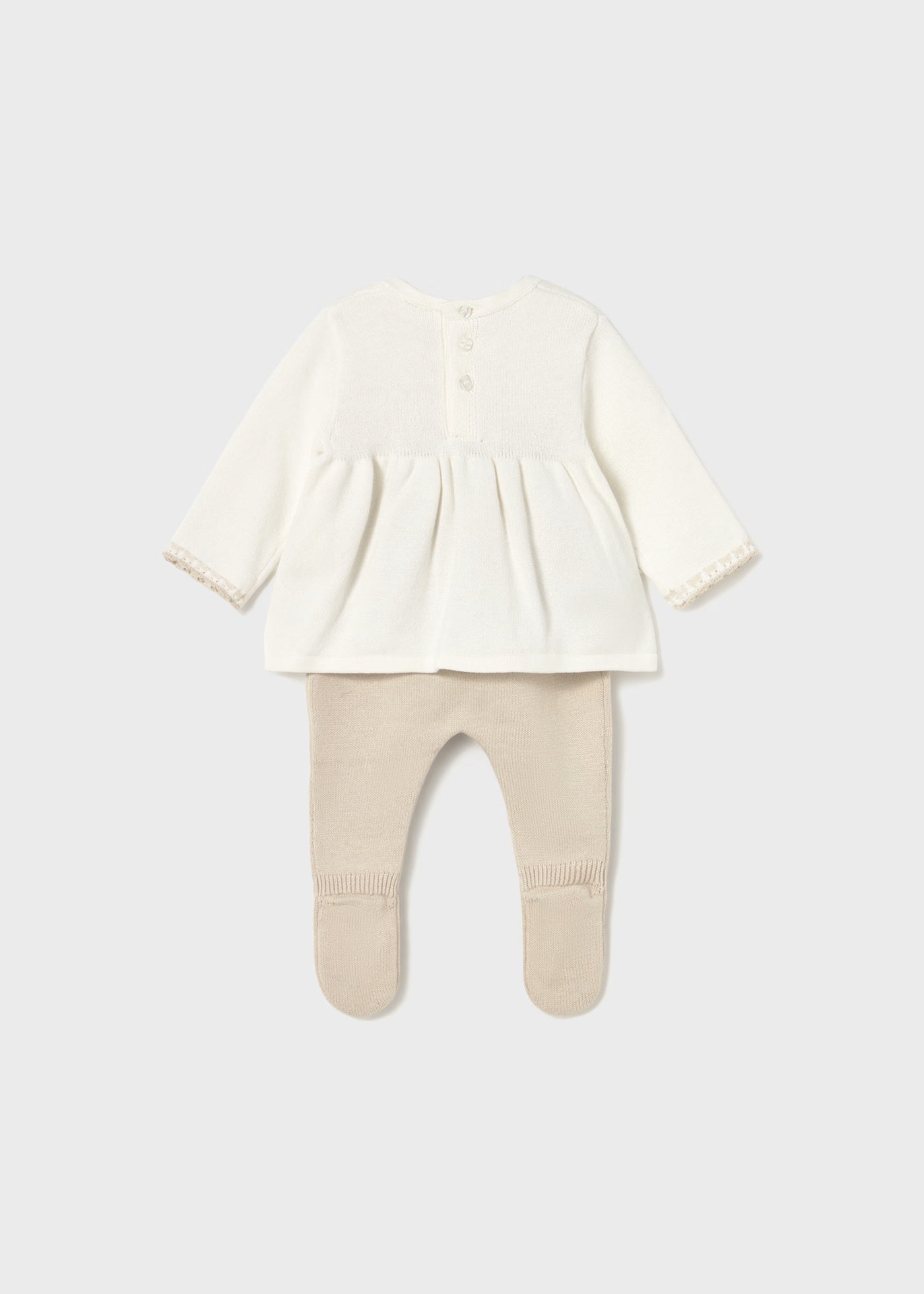 Conjunto pantalón y suéter beige recién nacida