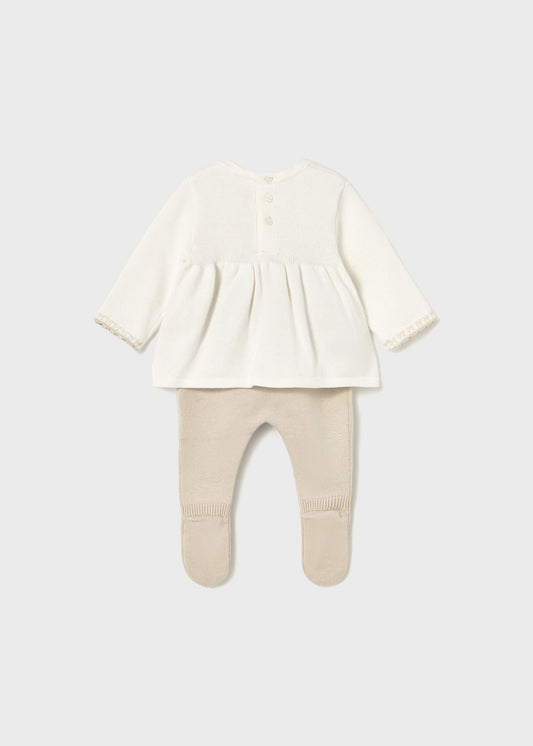 Conjunto pantalón y suéter beige recién nacida