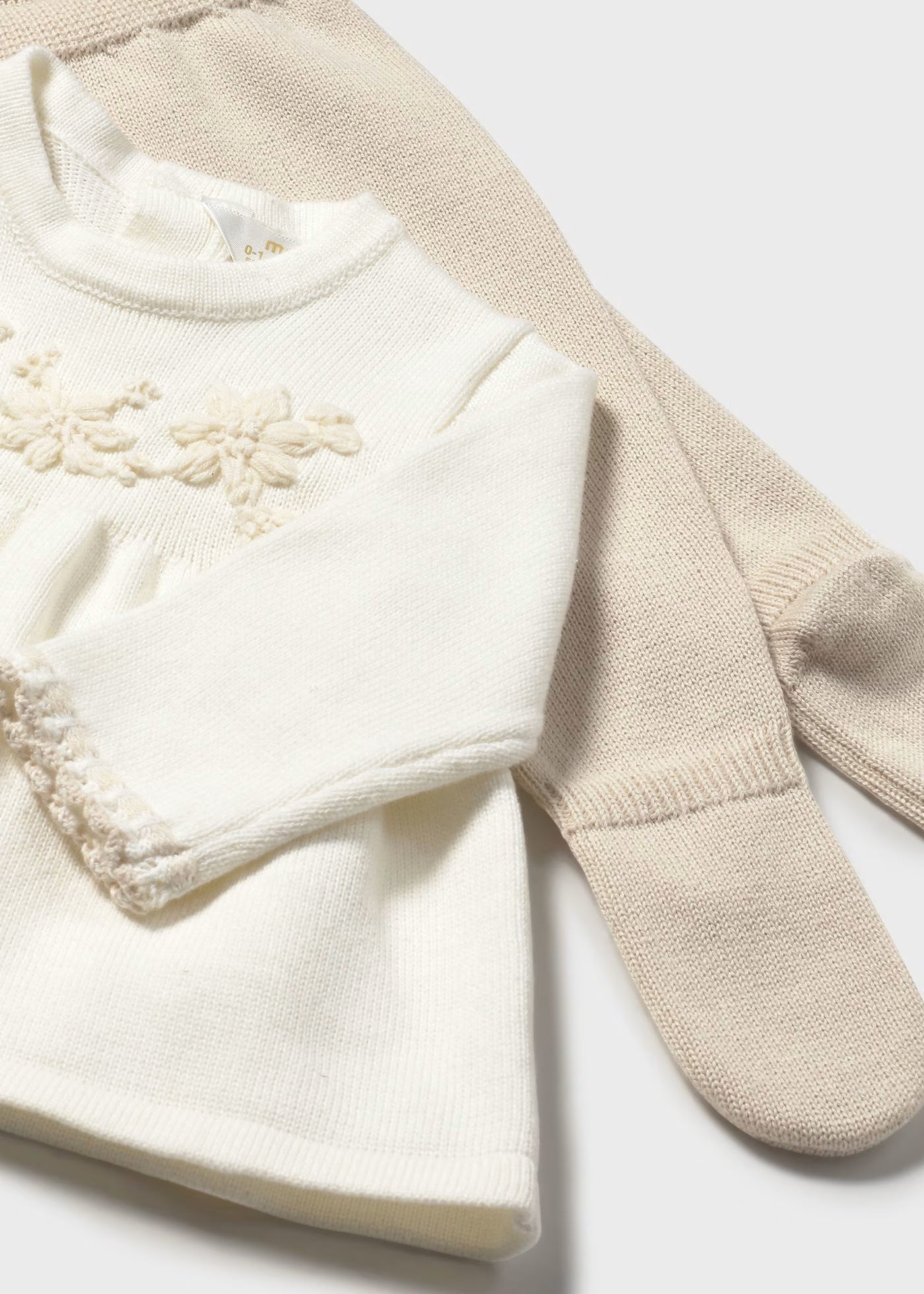 Conjunto pantalón y suéter beige recién nacida