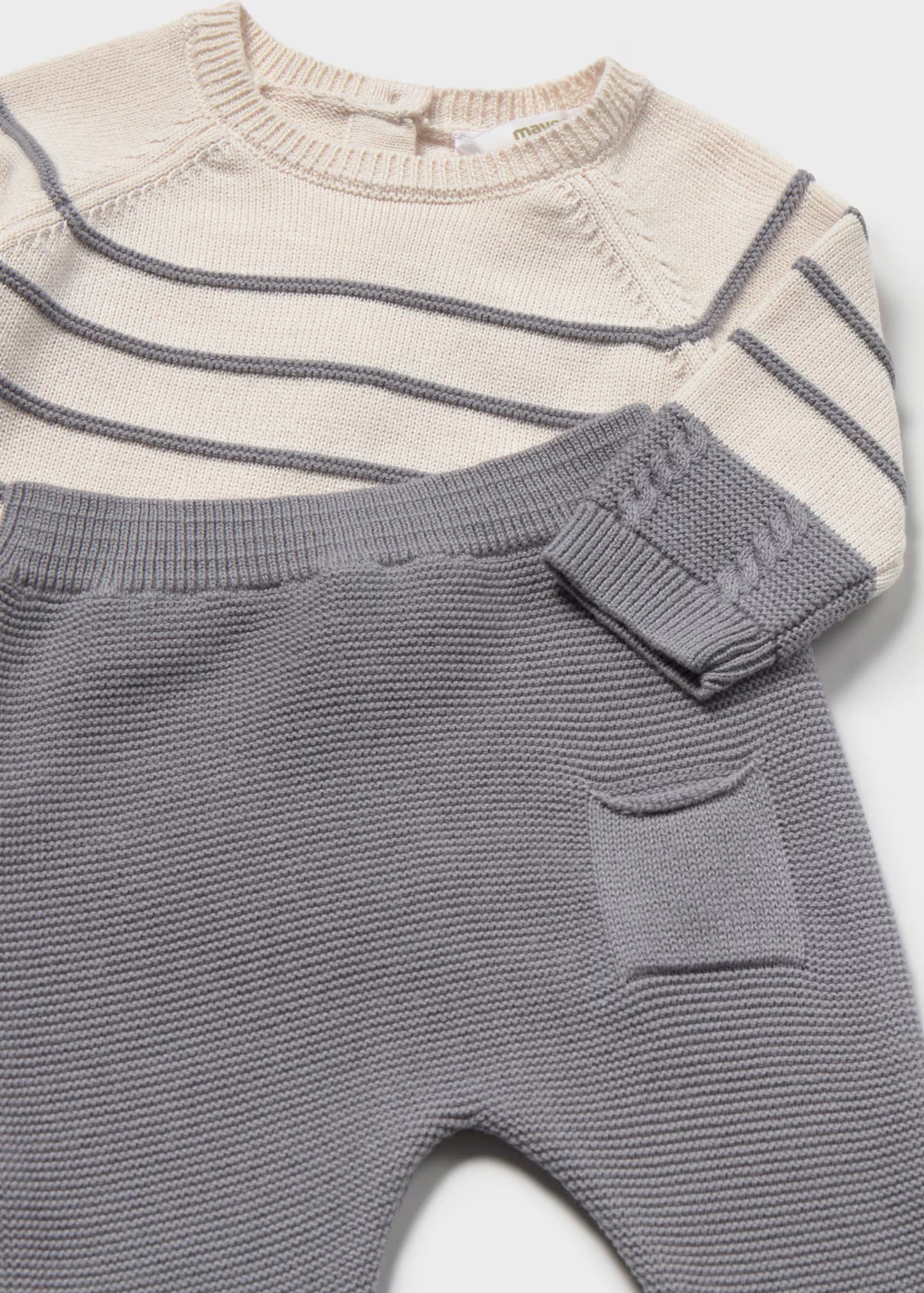 Conjunto pantalón y suéter ceniza recién nacido