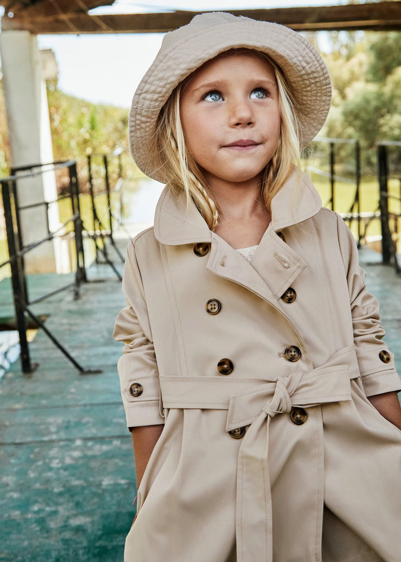 Gabardina sepia mini niña