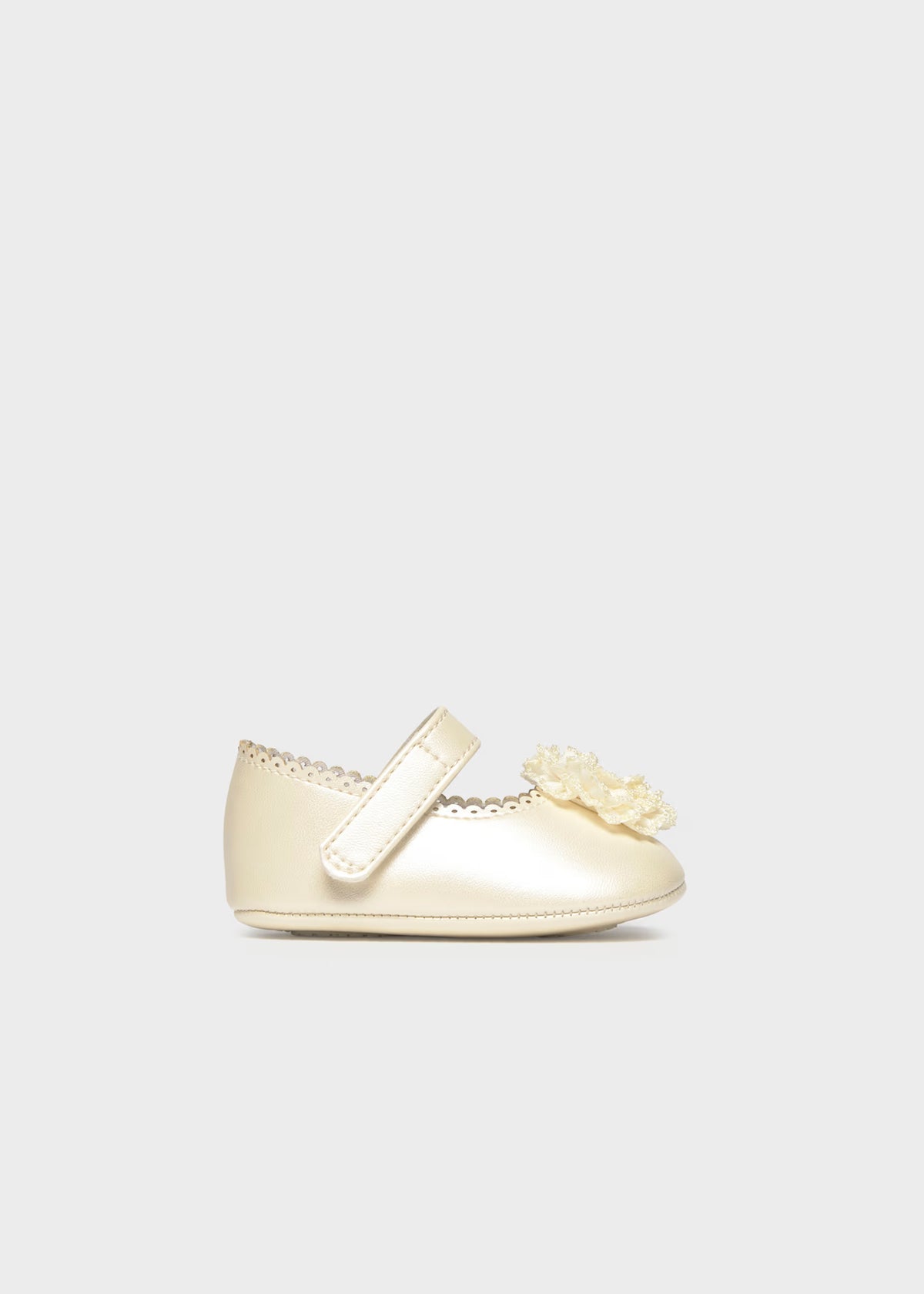 Zapatitos flor champagne recién nacida