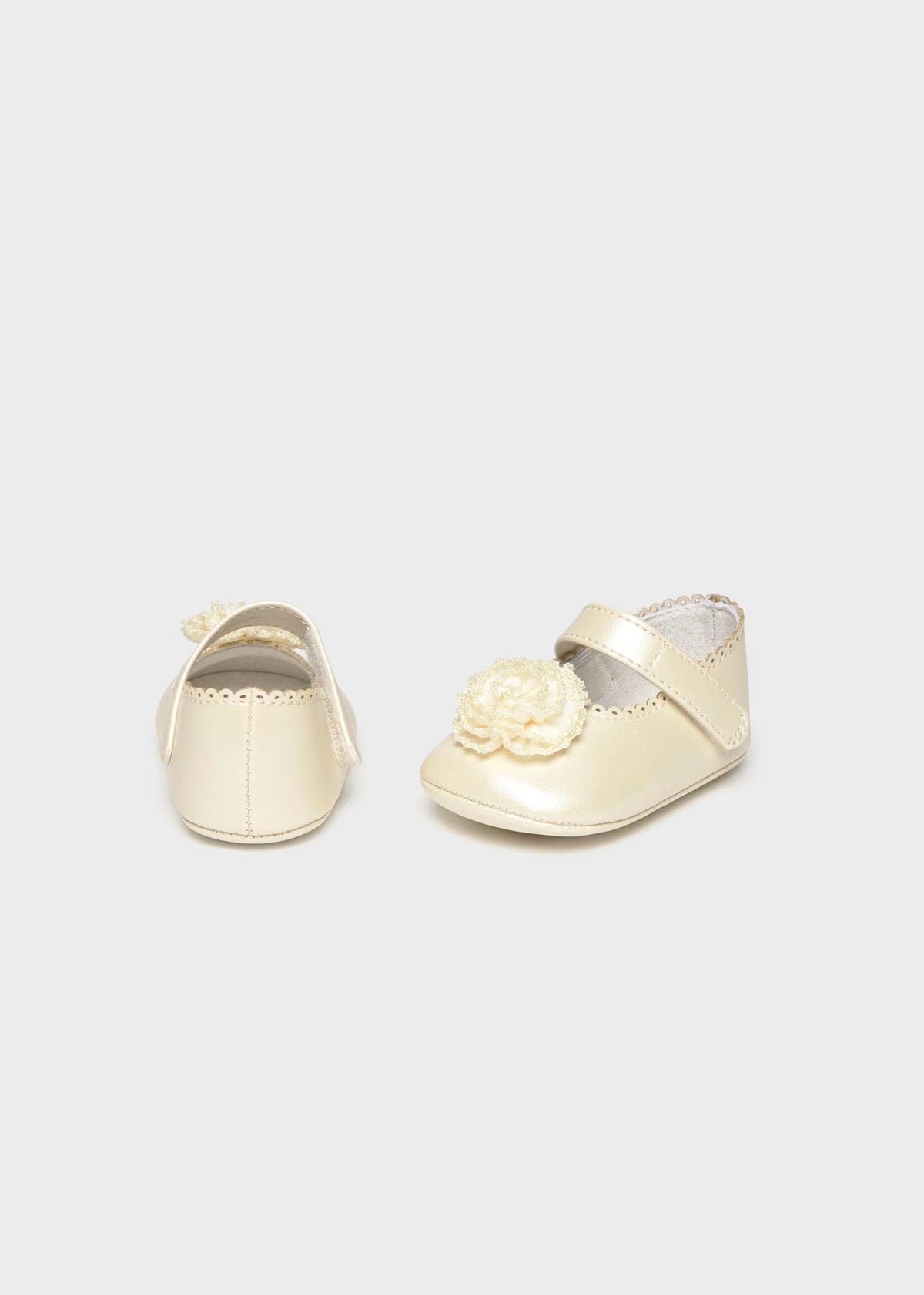 Zapatitos flor champagne recién nacida