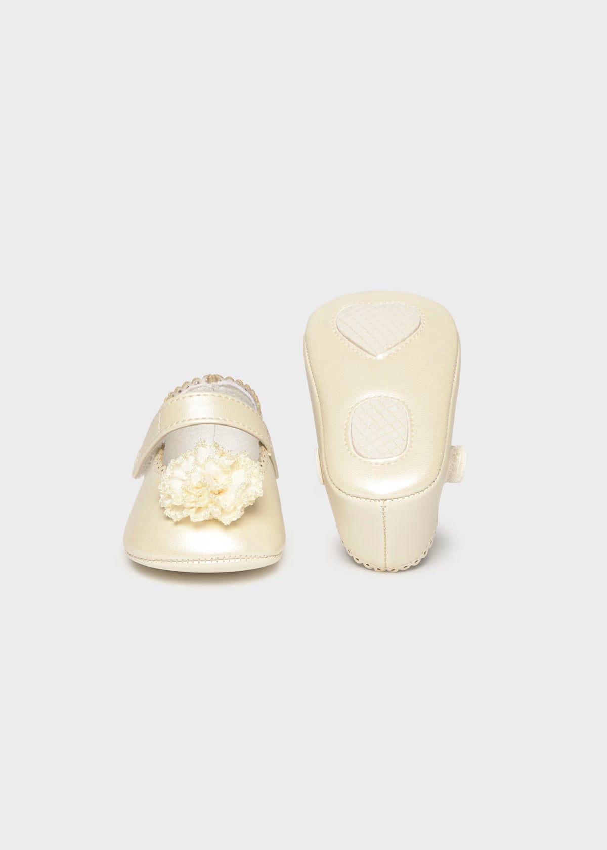 Zapatitos flor champagne recién nacida