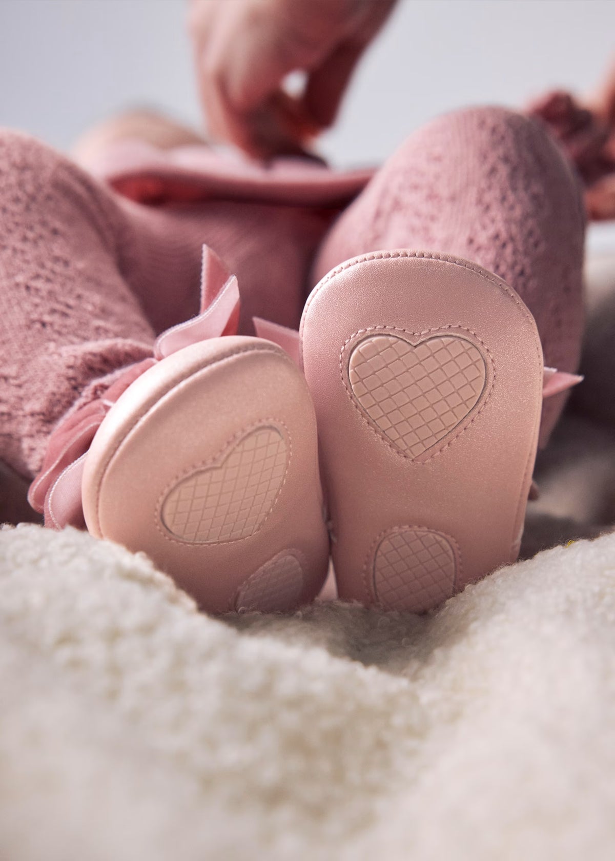 Zapatitos moño rosa recién nacida