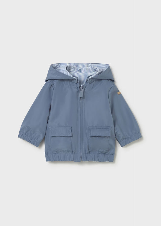 Impermeable reversible azul recién nacido