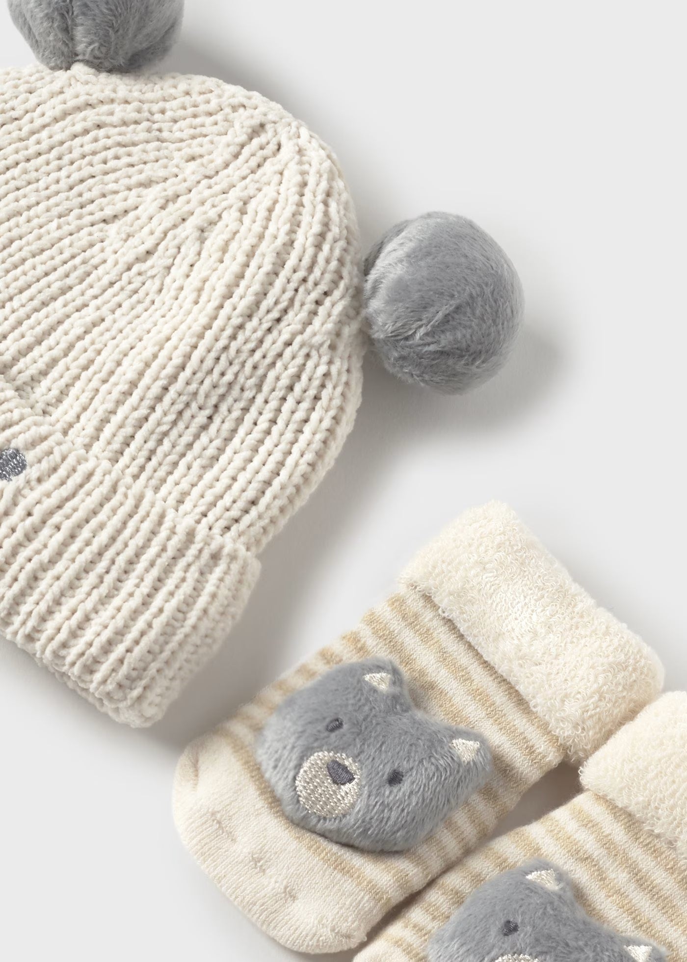 Set de gorro y calcetines unisex recién nacid@