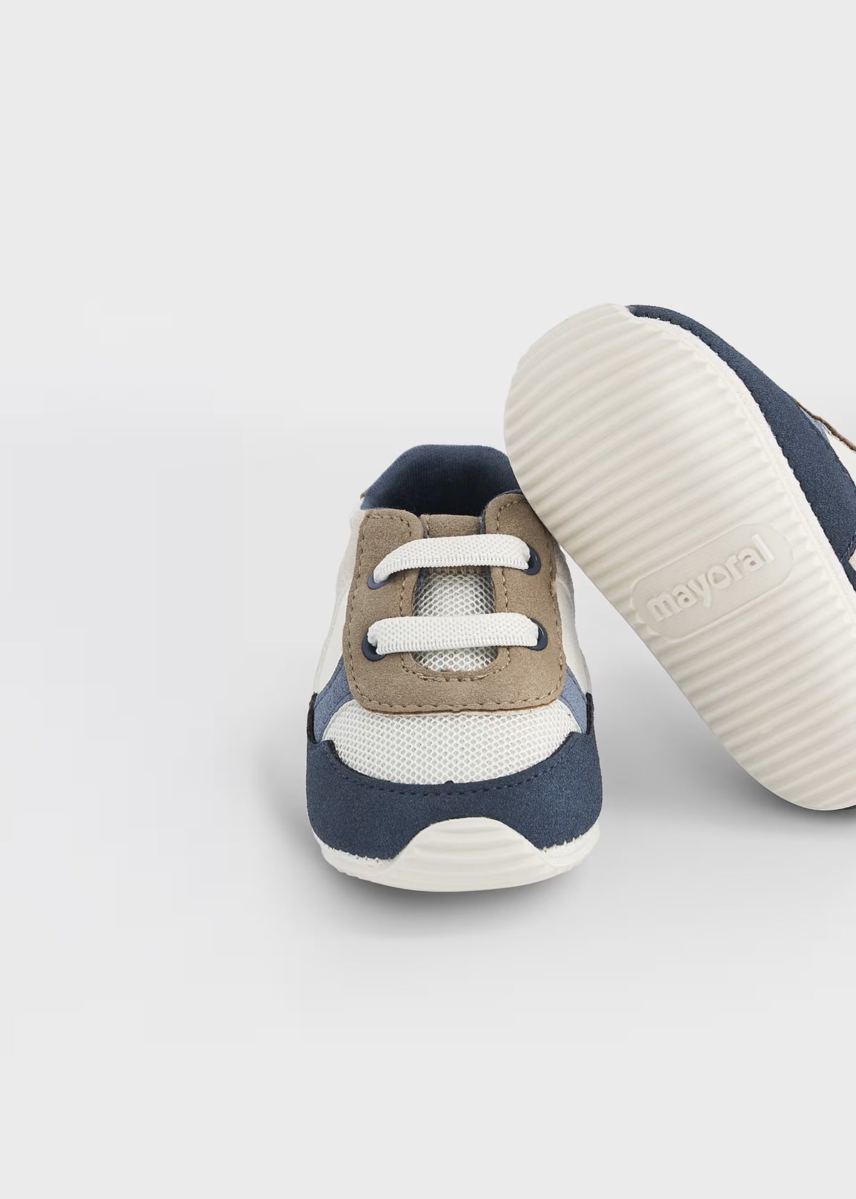Tenis azules recién nacido