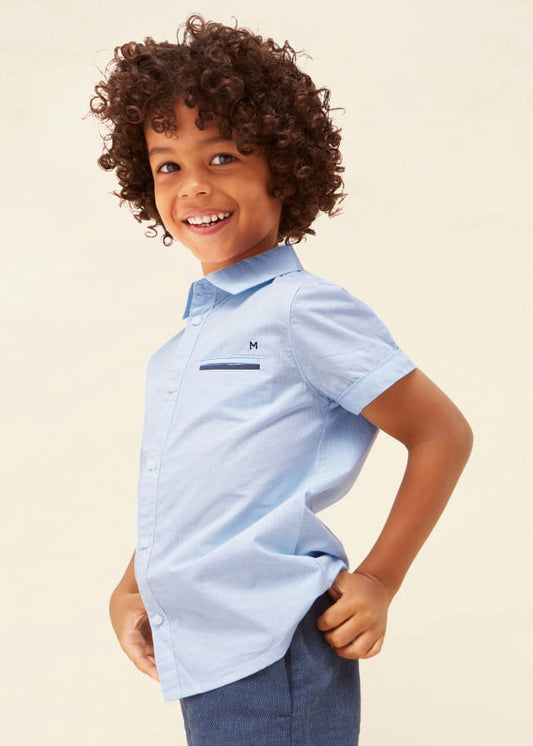Camisa azul de manga corta con algodón sostenible para mini niño